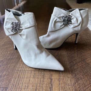 Aldo women’s cream ankle boots new size 10